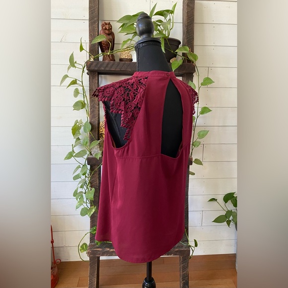 Express: Stylish Burgundy Top with Lace Details - Picture 12 of 17